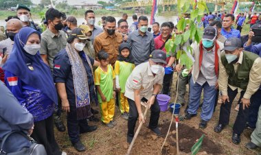 Menteri LHK Tanam Pohon di Inhu, Dukung Pemberdayaan Suku Talang Mamak dan Melayu Tua