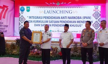 Kepala BNN RI Berikan Penghargaan Kepada Gubernur Riau yang Berperan Aktif Dalam Pencegahan Narkoba