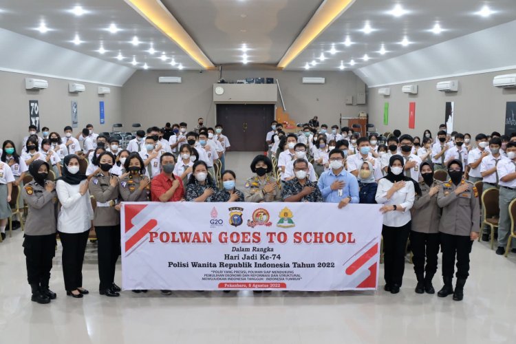 'Polwan Goes To School' Polda Riau Ajak Pelajar Cerdas Bermedia Sosial