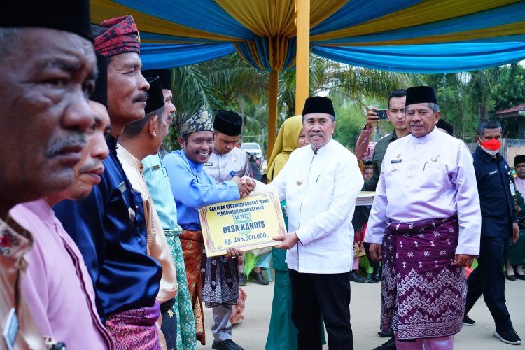 BUMKam dan Pemerintah Kampung di Siak Terima Bankeu Khusus dari Pemprov Riau 