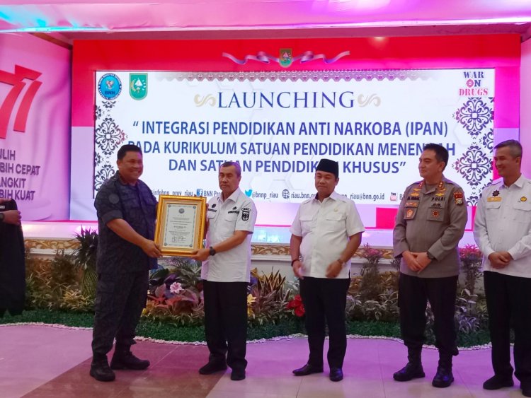 Kepala BNN RI Berikan Penghargaan Kepada Gubernur Riau yang Berperan Aktif Dalam Pencegahan Narkoba