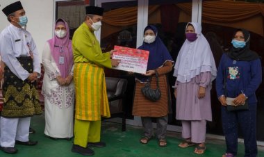 Bantu Masyarakat Kurang Mampu, Gubri Salurkan BLT BBM dan Sembako