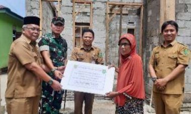 Bupati Inhu Serahkan Bantuan RLH Pemprov Riau