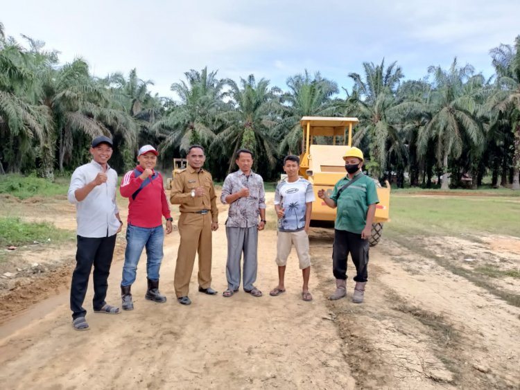 PT SAI Jalankan CSR, Meningkatkan Jalan Poros Hingga Pembangunan di Desa Sangkir Indah