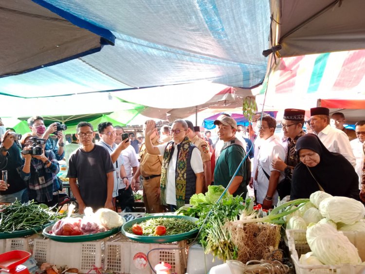 Tinjau Pasar Cik Puan Pekanbaru, Mendag Pastikan Kebutuhan Bahan Pokok Masyarakat Cukup