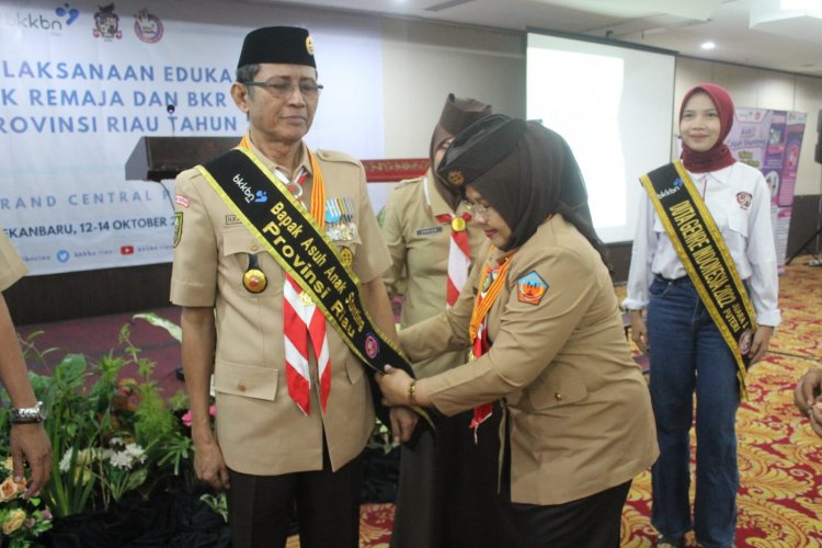 BKKBN Riau Kukuhkan Ketua Kwarda Jadi Bapak Asuh Anak Stunting