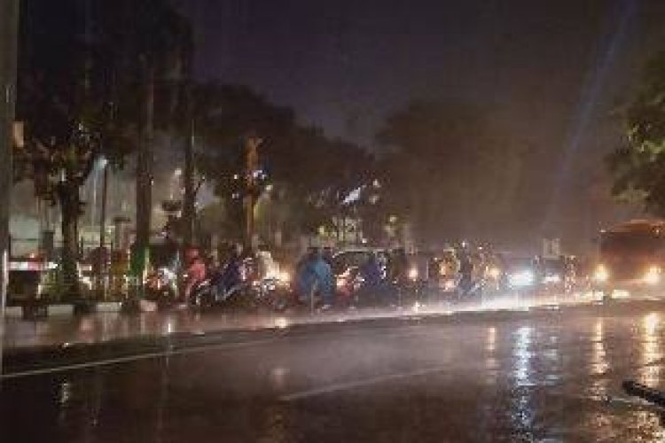 Waspada Siang dan Sore Pekanbaru Hujan Lebat, Masyarakat dipinta Selalu Sediakan Jas Hujan