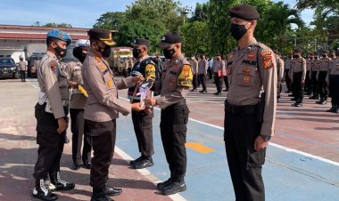 Kapolres Inhu Serahkan Peralatan ke Bhabinkamtibmas