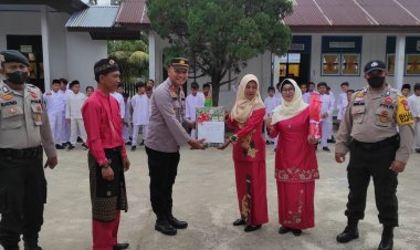 Jadi Pembina Upacara HGN dan HUT PGRI ke-77, Kapolsek Rokan IV Koto Berikan Reward untuk Guru