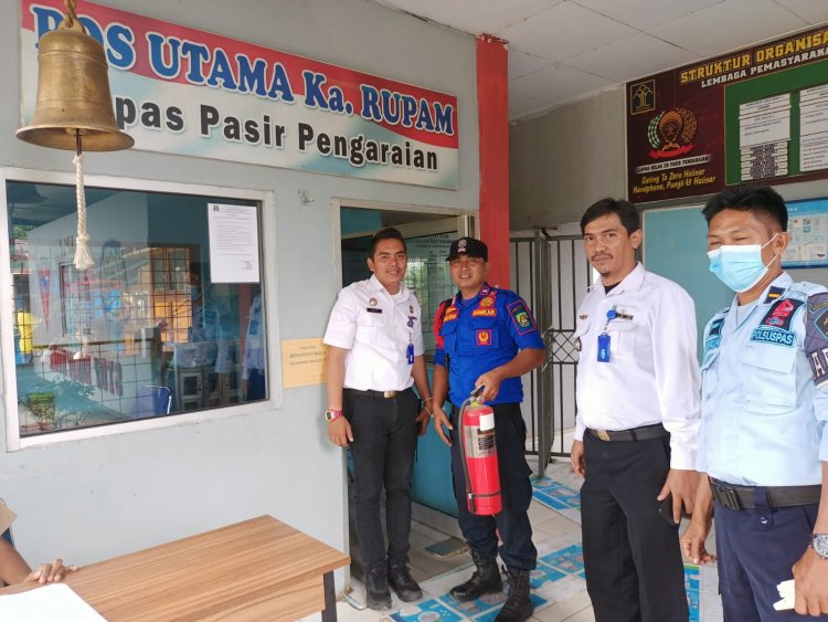 Gandeng Damkar, Lapas Pasir Pengaraian Cek Kondisi Apar