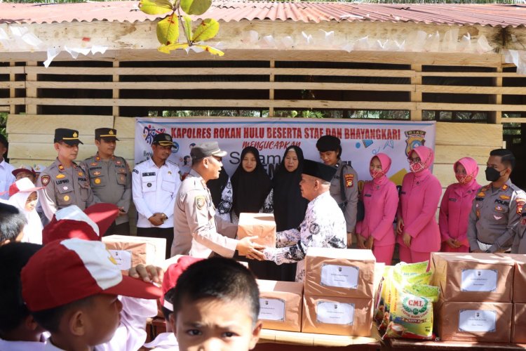 Kapolres Rohul Serahkan Bantuan Alat Tulis dan Sembako untuk SDS 028 Suka Dame Batang Kumu