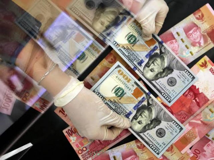 Jelang Akhir Pekan Rupiah Meleset Pada Level Rp15.672