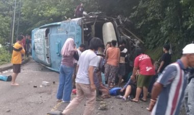 Bus Mahasiswa Unri Alami Kecelakaan di Padang Panjang