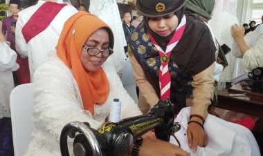 Heldayati Dampingi Istri Gubernur Riau Jahit Bendera Merah Putih di Peringatan Hari Ibu Nasional 