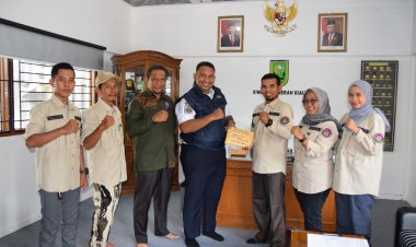 Kwarcab Pekanbaru Serahkan Donasi Bumbung Kemanusiaan ke Kwarda Riau