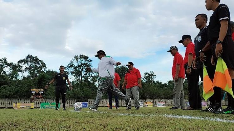 Ketua Komisi II DPRD Kampar Buka Turnamen Sepak Bola Darussalam Cup l