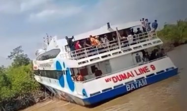 Kapal Feri Batam-Dumai Tabrak Pinggir Pantai Di Meranti