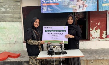 Dukung Perempuan Kreatif dan Berwirausaha, IZI Riau Serahkan Bantuan Mesin Jahit
