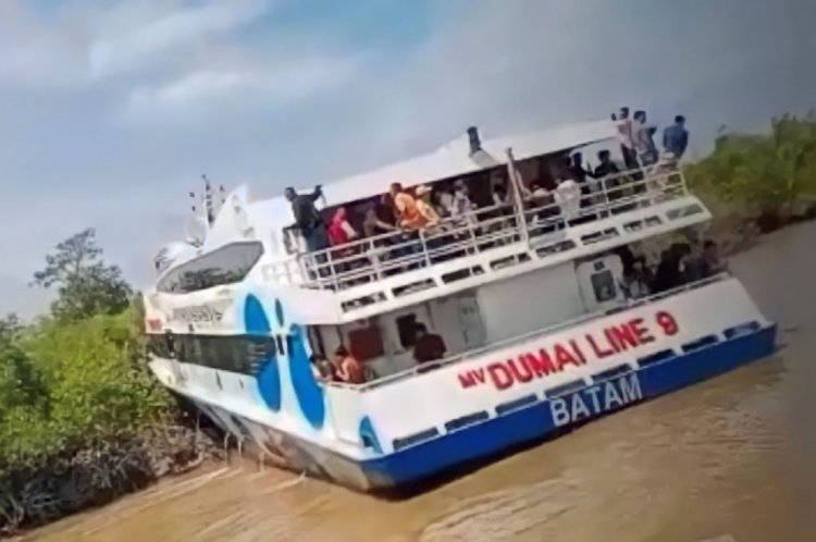 Kapal Feri Batam-Dumai Tabrak Pinggir Pantai Di Meranti