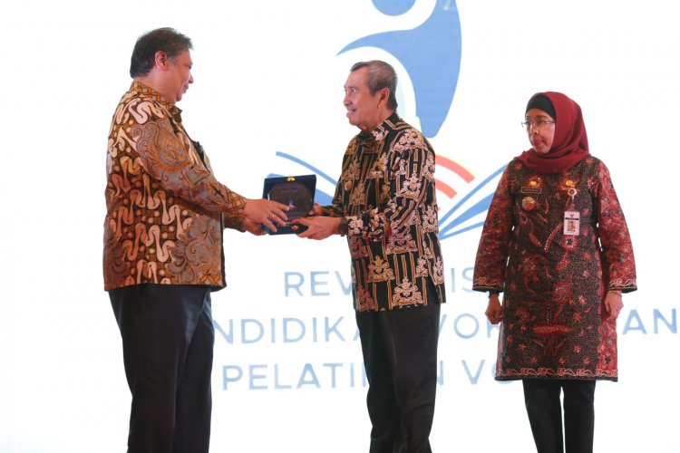 Gubri Syamsuar Didaulat Mewakili Gubernur se-Indonesia Terima Perpres Vokasi