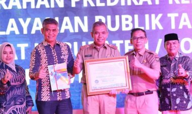 Pj Bupati Kampar Kamsol Raih Penghargaan Predikat Kepatuhan Standar Pelayanan Publik 2022