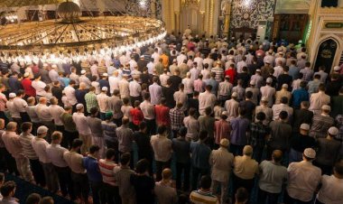 Tata Cara Sholat Tarawih 8 Rakaat Beserta Bacaan Niat, Doa dan Artinya