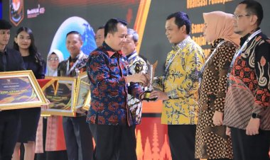 Pj Walikota dan Kepala Bapenda Pekanbaru Boyong Penghargaan di APBD Award 2023