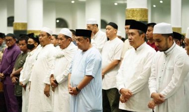 Gubernur dan Wagub Riau Salat Tarawih Pertama di Masjid Raya Annur Pekanbaru