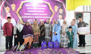 Bupati Bengkalis Safari Ramadhan di Kecamatan Pinggir, Serahkan Santunan