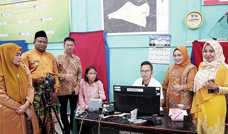 Bupati Rohil Tinjau Perekaman KTP-el di Tanjung Medan