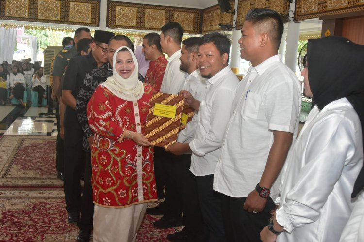 Bupati Bengkalis Serahkan SK Kepada 348 Pendamping Desa dan Kelurahan, Ingatkan Kerja Profesional