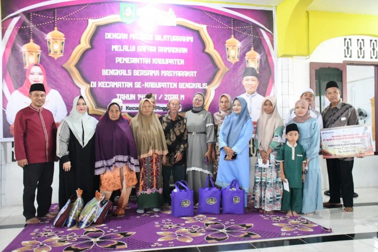 Bupati Bengkalis Safari Ramadhan di Kecamatan Pinggir, Serahkan Santunan