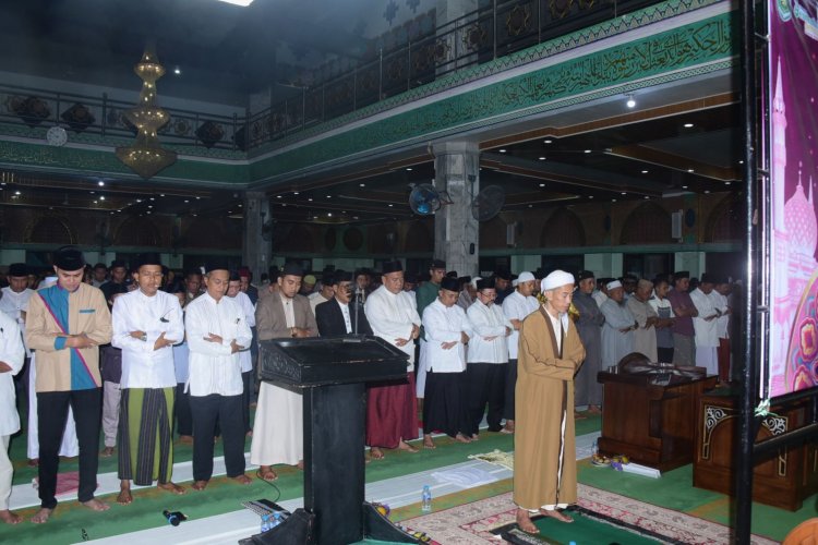 Bagus Santoso Tarawih Perdana di Masjid Agung Istiqomah Bengkalis