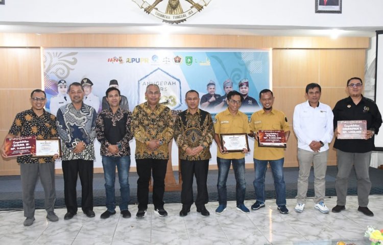 PWI Bengkalis Anugerahi Penghargaan Kepada Bupati, Wabup Hingga Perangkat Daerah