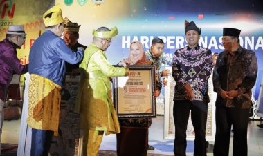 Bupati Bengkalis Terima PWI Awards Sempena HPN