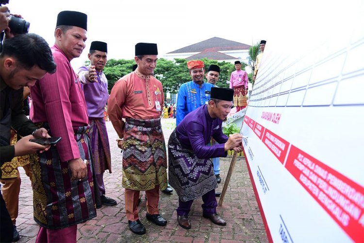 Bengkalis Deklarasikan Sekolah Ramah Anak, Ramai-ramai Tandatangani Baleho