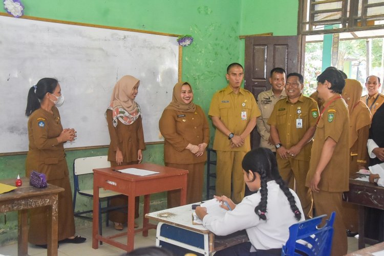 Bupati Bengkalis Tinjau Asessment Sumatif SD dan SMP, Berharap Kelulusan 100 Persen