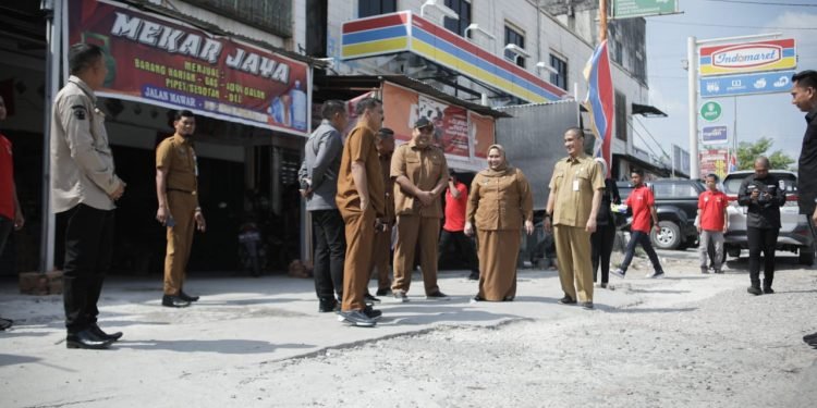 Bupati Bengkalis Perintahkan PUPR Perbaiki Jalan Rusak di Duri 