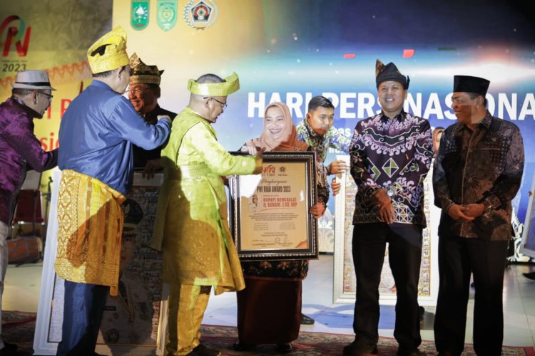 Bupati Bengkalis Terima PWI Awards Sempena HPN