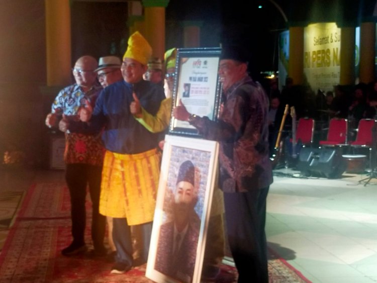 Bersama Sejumlah Tokoh, Eddy Yatim Terima Anugerah PWI Riau Award 2023