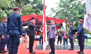 Diguyur Hujan, Serahterima Bendera Kirab Pemilu 2024 di Kabupaten Kampar Meriah