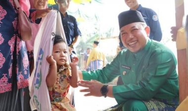 Husni Merza Laksanakan Bujang Kampung di Buantan Lestari: Ngurus e-KTP Jangan Lebih Satu Hari!
