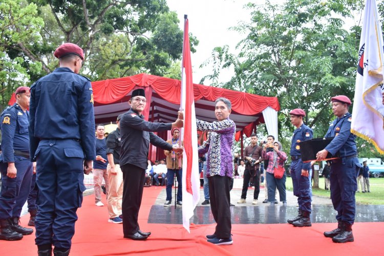 Diguyur Hujan, Serahterima Bendera Kirab Pemilu 2024 di Kabupaten Kampar Meriah
