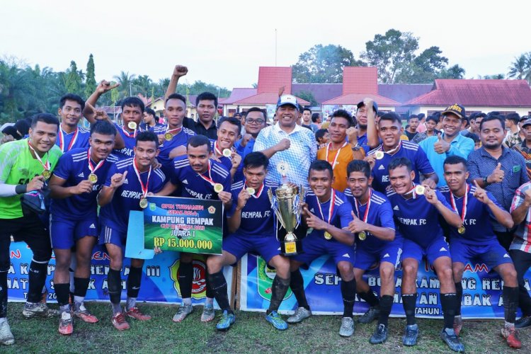 Tutup Open Turnamen Sepakbola Kampung Rempak III, Bupati Alfedri Berharap Lahir Messi Baru