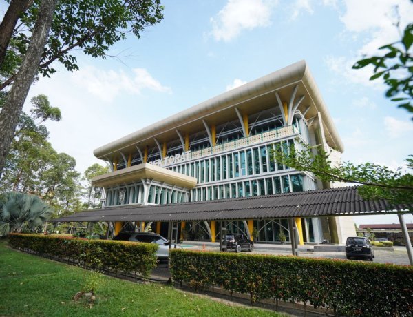 UIR Cetak Rekor Tiga Tahun Beruntun Sebagai PTS Terbaik di Riau Versi EduRank & UniRank