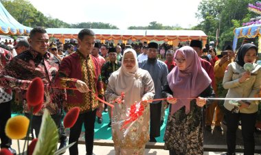 Pemkab Bengkalis Peduli Pendidikan, Bupati Resmikan Penegerian Tiga Sekolah di Rupat
