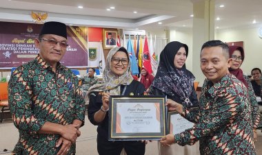 KPU Kampar Terima Penghargaan Terbaik 1 Pelaksana Kirab Pemilu 2024 di Provinsi Riau