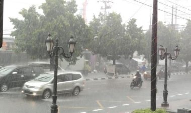 Wilayah Riau Berpotensi Hujan Petir dan Angin Kencang