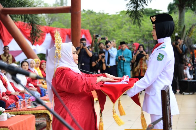 Bupati dan Wabup Bengkalis Kenakan Pakaian Adat di Upacara Peringatan HUT RI ke-78