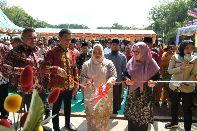 Pemkab Bengkalis Peduli Pendidikan, Bupati Resmikan Penegerian Tiga Sekolah di Rupat